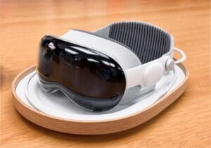 Apple Vision Pro Pode Ter Saído da Linha de Produção 7 A sleek and modern virtual reality headset on a wooden surface.
