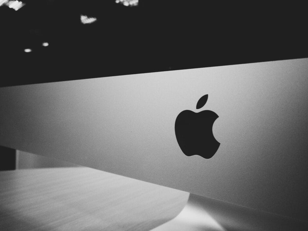 Você Poderá Falar Com o Magic Mouse da Apple Em Breve 4 Close-up of a black and white Apple logo on a desktop screen with a modern minimalist design.
